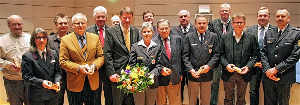 Die Unterzeichner von „damals“ erhalten aus den Händen der AG-Vorsitzenden Gudrun Augenstein (Mitte, mit Blumen) einen Goldbarren. 