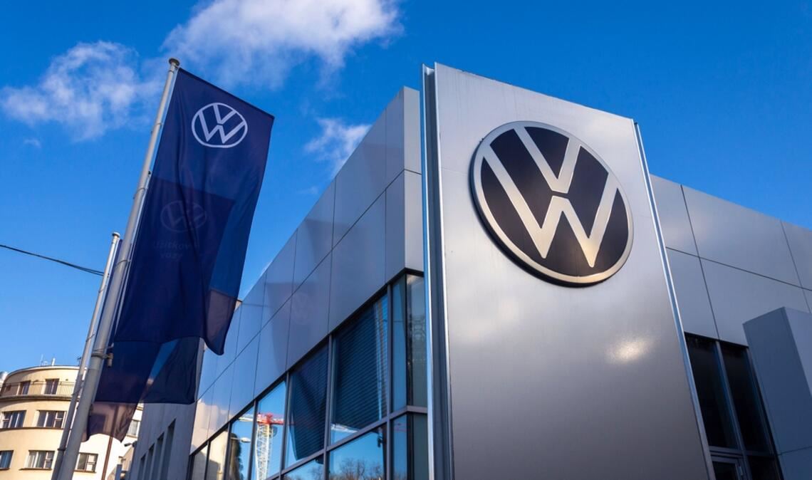 Die VW-Aktie fällt um 3 Prozent, belastet durch schwache Quartalszahlen, hohe Zölle und rückläufige Verkaufszahlen in China und den USA.
