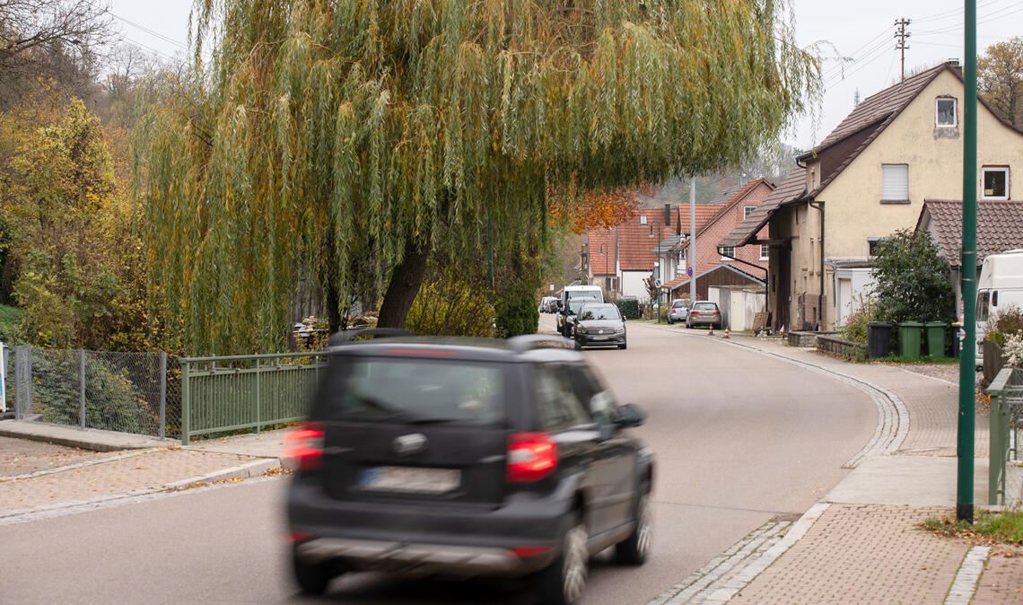 Die Vaihinger Straße in Großglattbach ist kein Unfallschwerpunkt. Argument für 30 km/h könnte der Verkehrslärm sein. Foto: Fotomoment