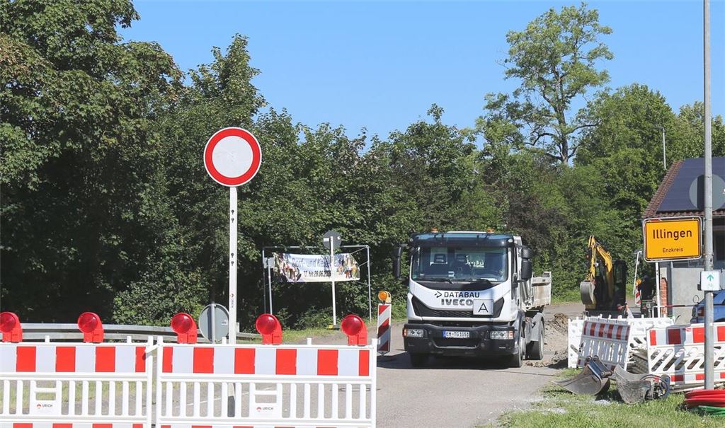 Die Vaihinger Straße ist von der B10 in Richtung Ortsmitte gesperrt. Foto: Schüller