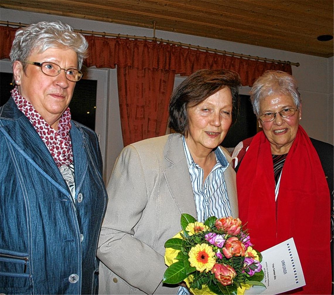 Die VdK-Kreisvorsitzende Ingrid Benda (li.) und VdK-Ortsvorsitzende Ursula Schmid (re.) zeichnen Carmen Brix für zehnjährige Vereinstreue mit der bronzenen Ehrennadel aus.