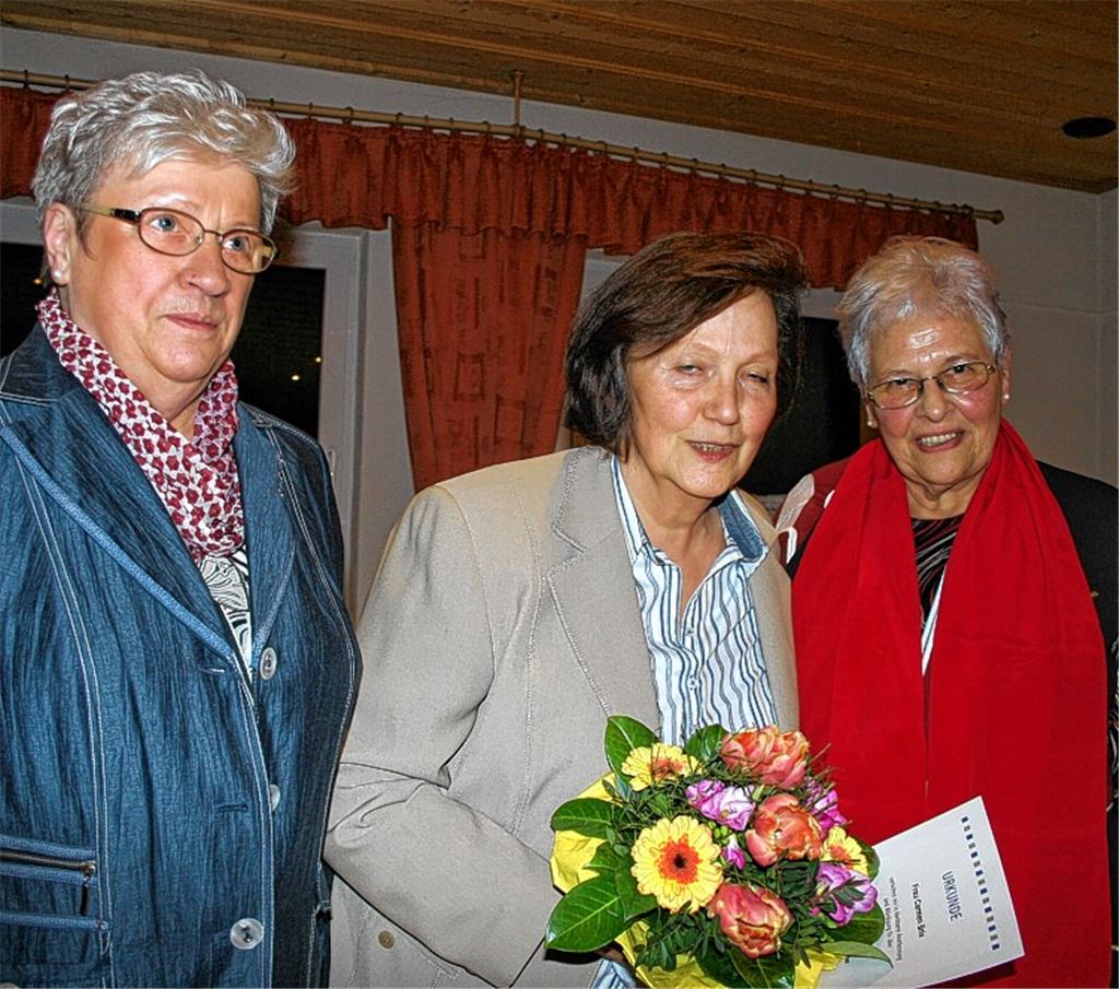 Die VdK-Kreisvorsitzende Ingrid Benda (li.) und VdK-Ortsvorsitzende Ursula Schmid (re.) zeichnen Carmen Brix für zehnjährige Vereinstreue mit der bronzenen Ehrennadel aus.