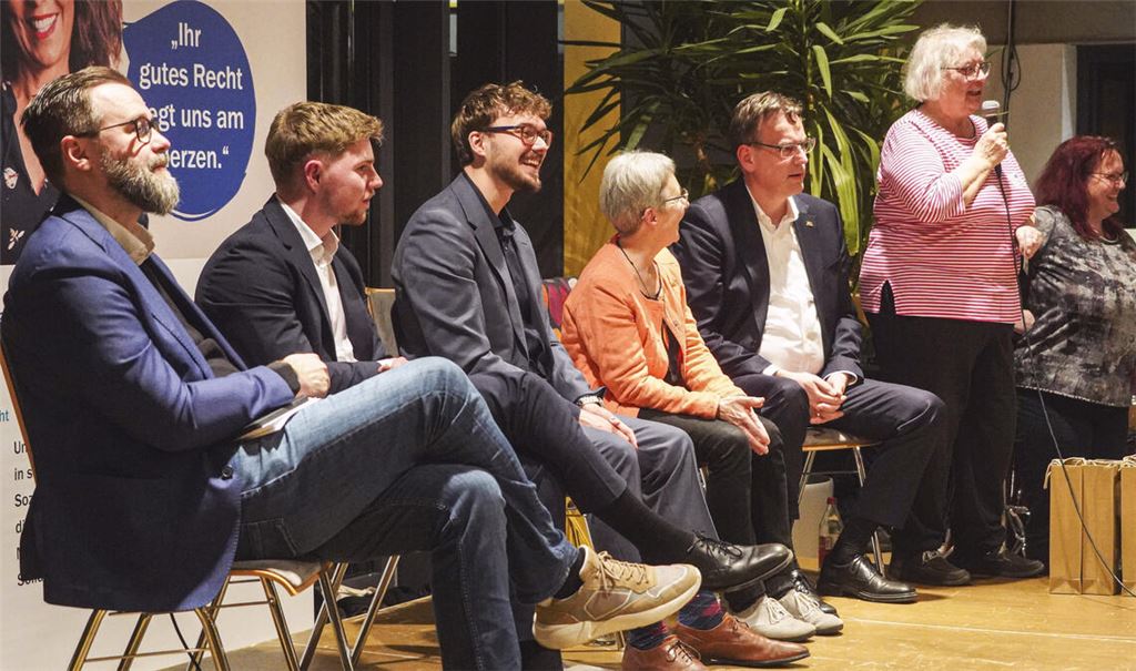 Die VdK-Kreisvorsitzende Ursula Hutmacher (re.) dankt Ronny Hübsch, Landesgeschäftsführer des Verbands (li.), und den vier Kandidaten für eine faire Diskussion. Foto: Roller