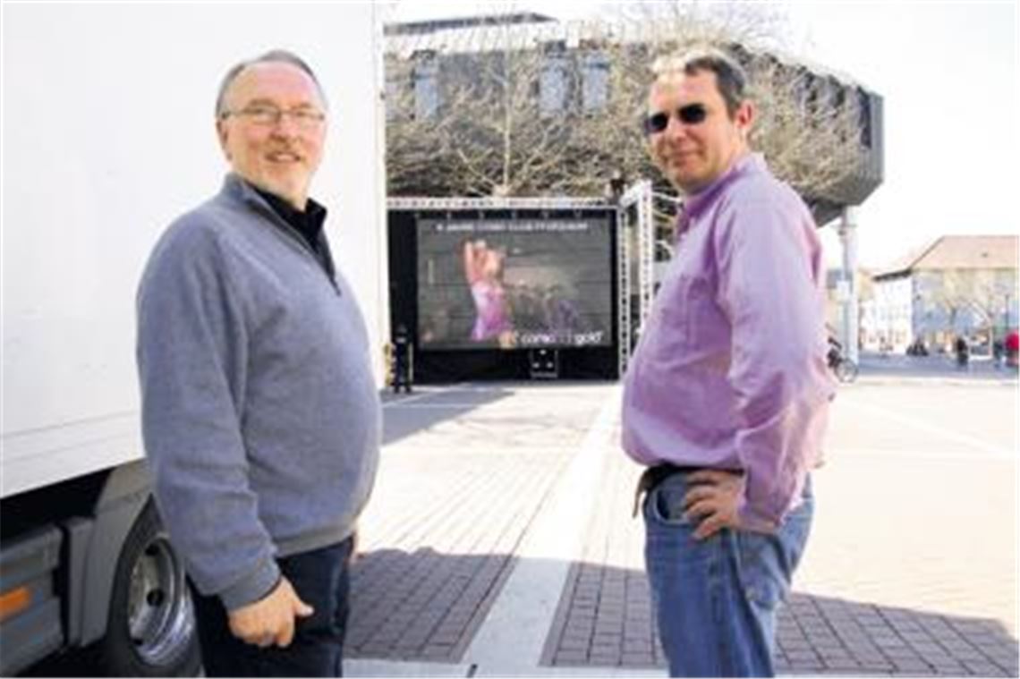 Die Veranstalter Jürgen F. Heinz und Bernd Huber sind mit dem Testbild für das Public Viewing im Herzen Mühlackers zufrieden. Dem WM-Gefühl steht nichts mehr im Wege. Foto: Disselhoff