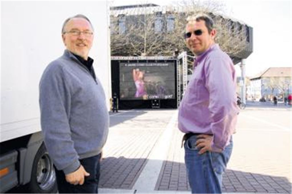 Die Veranstalter Jürgen F. Heinz und Bernd Huber sind mit dem Testbild für das Public Viewing im Herzen Mühlackers zufrieden. Dem WM-Gefühl steht nichts mehr im Wege. Foto: Disselhoff
