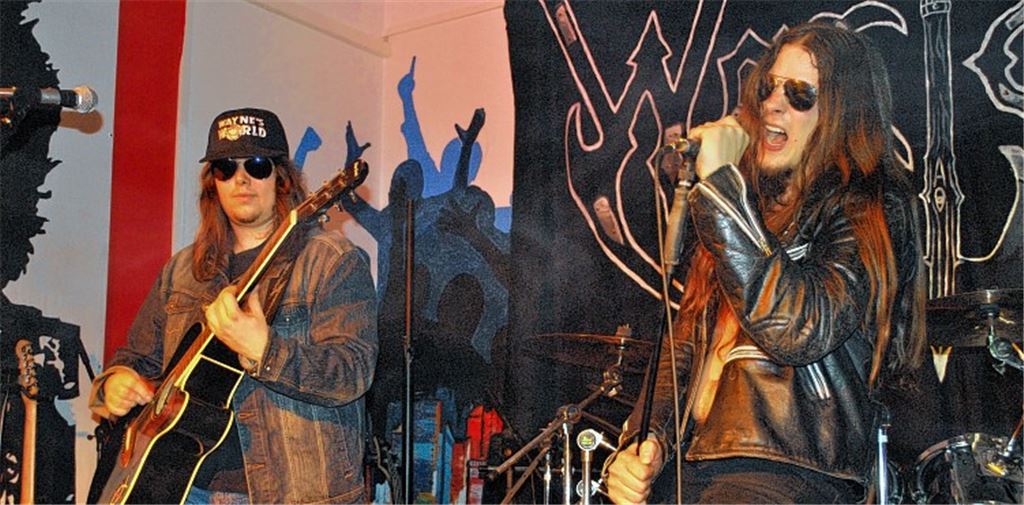 Die Veranstaltungspause wegen des Umzugs ist beendet: die Gruppe „Feel the Campfire“ bei ihrem Auftritt im „neuen“ Jugendhaus im alten badischen Bahnhof.