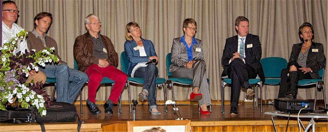 Die Verantwortlichen der Herberge Lebensweg stellen sich den Fragen (v. li.): Frank Stangenberger „Hände für Kinder“ Hamburg, Martin Möhrmann, 2. Vorstand Förderverein, Dr. Udo Beller, Vorstand Förderverein und medizinischer Berater, Karin Eckstein, Initiatorin des Projekts, Stefanie Köppl-Rau, Stefan Weber, Susanne Kiefner (alle Vorstand Förderverein). Foto: Recken