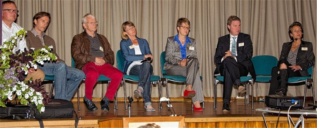 Die Verantwortlichen der Herberge Lebensweg stellen sich den Fragen (v. li.): Frank Stangenberger „Hände für Kinder“ Hamburg, Martin Möhrmann, 2. Vorstand Förderverein, Dr. Udo Beller, Vorstand Förderverein und medizinischer Berater, Karin Eckstein, Initiatorin des Projekts, Stefanie Köppl-Rau, Stefan Weber, Susanne Kiefner (alle Vorstand Förderverein). Foto: Recken