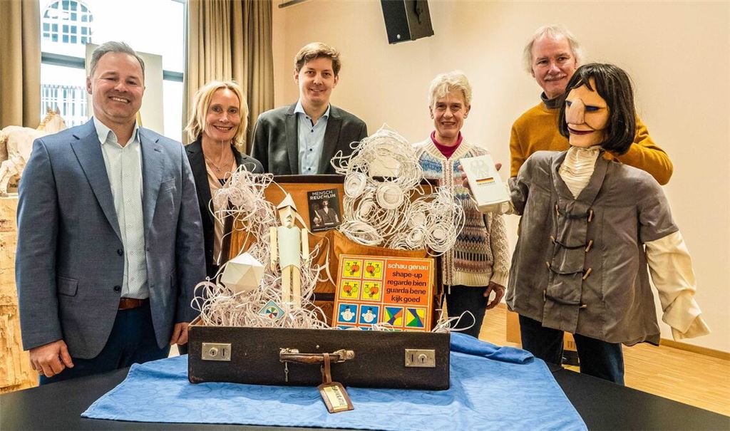 Die Verantwortlichen des Projekts „Mit dem Demokratiekoffer unterwegs“ mit einem „Musterkoffer“ (v. li.) Verbandsdirektor Sascha Klein, Monika Schweickert (Kulturregion Nordschwarzwald), Moritz Bach (DDR-Museum), Sibylle Burrer (Bildhauerin) und Puppenspieler Raphael Mürle alias „Herr Keller“ mit Reuchlin. Foto: Volz