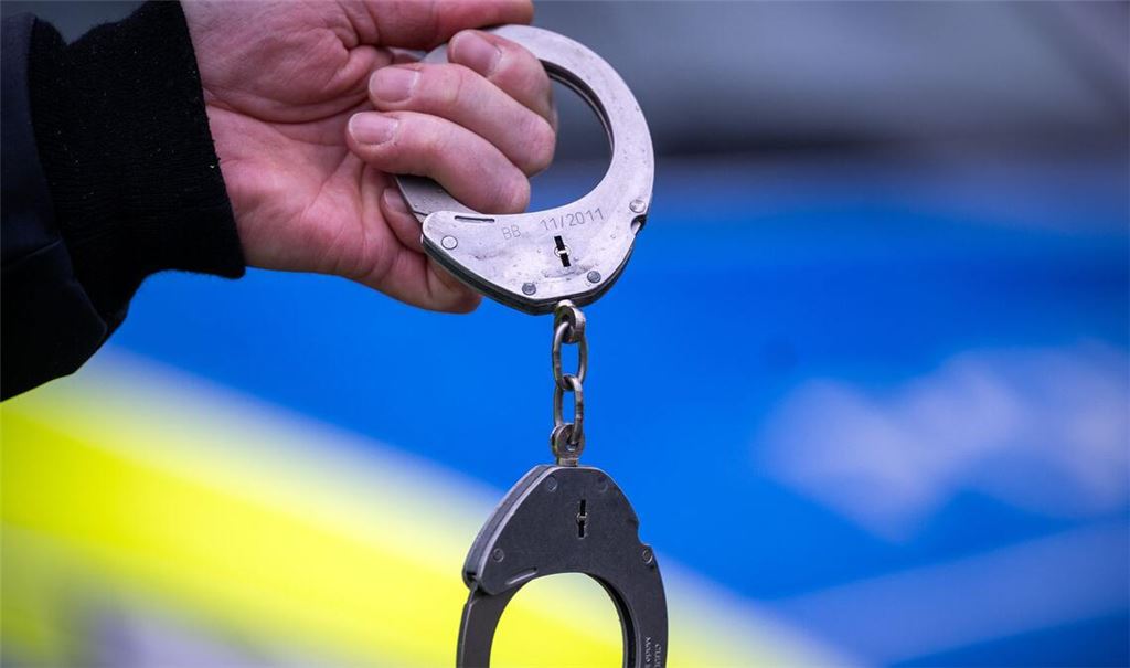 Die Verdächtigen sitzen in Untersuchungshaft. (Symbolbild)