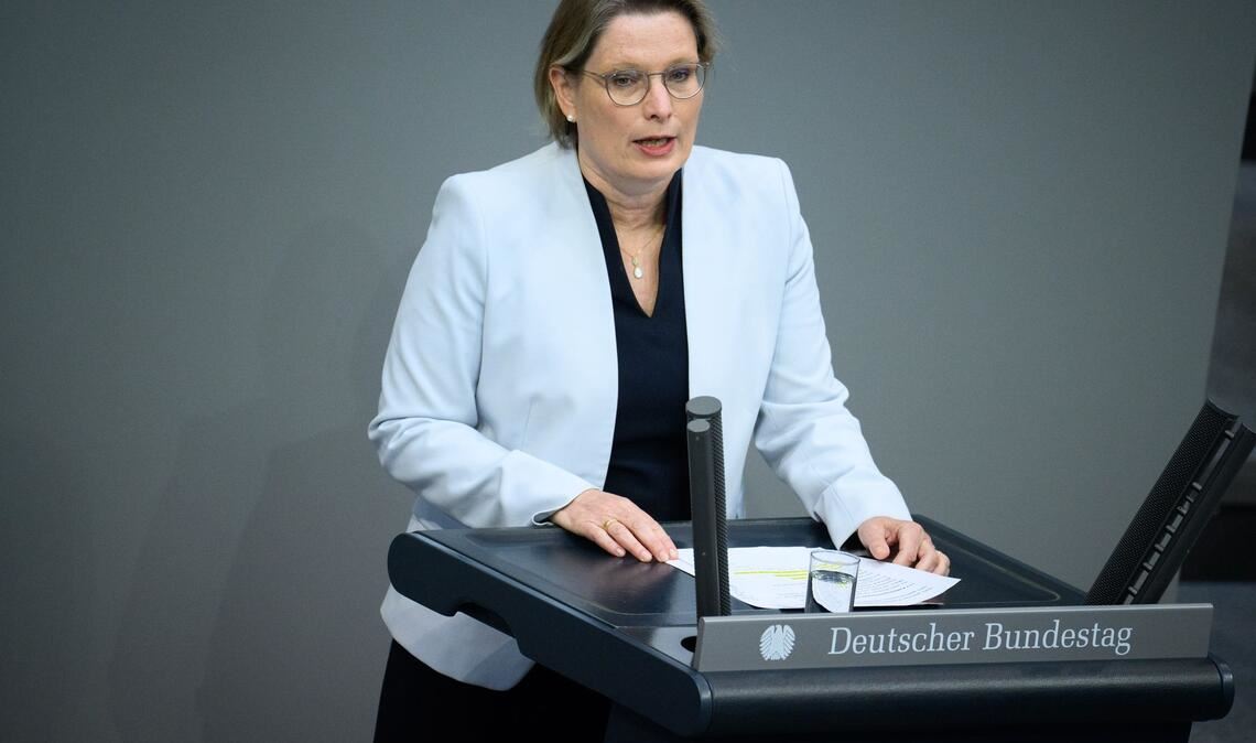 Die Vereinbarung des gemeinsamen Sorgerechts will Bundesjustizministerin Stefanie Hubig (SPD) für nicht verheiratete Eltern einfacher machen. (Archivbild)