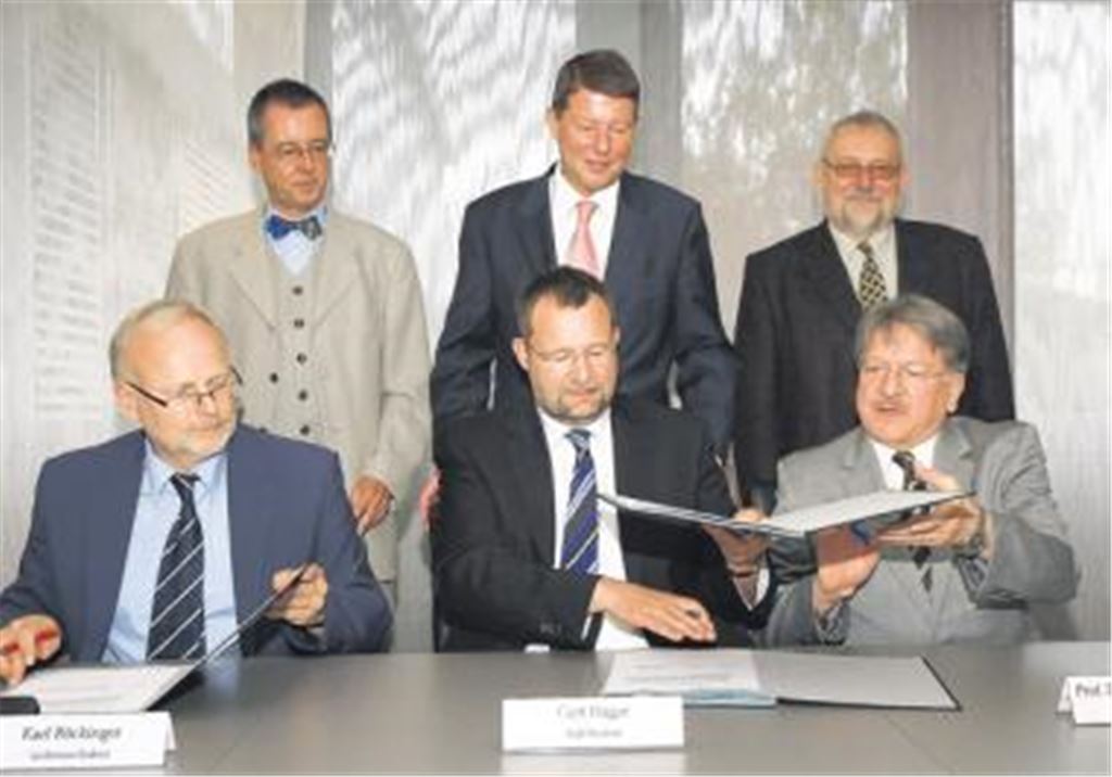 Die Vereinbarung zwischen DRK, Stadt und Enzkreis über eine Integrierte Leitstelle. Vorn von links Landrat Karl Röckinger, Oberbürgermeister Gert Hager, DRK-Vorsitzender Prof. Wolfgang Kramer,
dahinter Landrat-Vize Wolfgang Herz, Erster Bürgermeister Roger Heidt, und stellvertretender DRK-Kreisgeschäftsführer Roland Peyer.
Foto: Kollros
