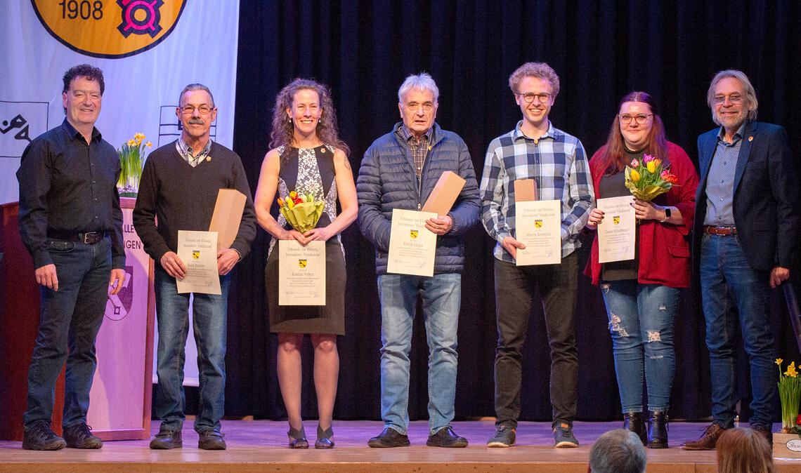 Die Vereinsehrennadel für aktives Engagement überreichte Peter Pförsich (zweiter Vorsitzender, ganz links) an Kurt Bühler, Katrina Velten, Edwin Müller, Martin Kowollik, Carina Schaßberger mit dem Ersten Vorsitzenden Sigi Nonnenmann (von links). Fotos: Fotomoment