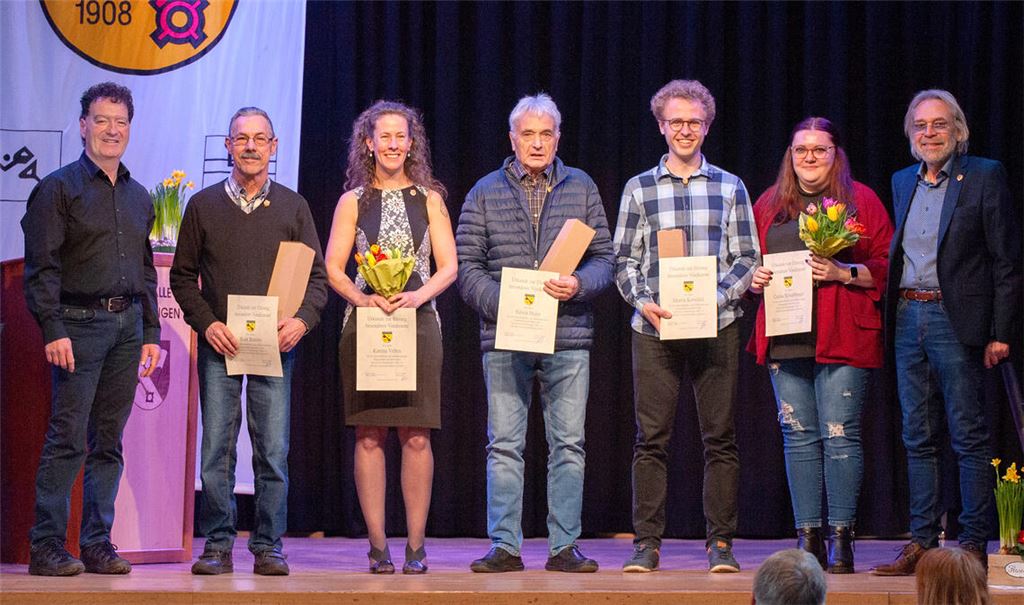 Die Vereinsehrennadel für aktives Engagement überreichte Peter Pförsich (zweiter Vorsitzender, ganz links) an Kurt Bühler, Katrina Velten, Edwin Müller, Martin Kowollik, Carina Schaßberger mit dem Ersten Vorsitzenden Sigi Nonnenmann (von links). Fotos: Fotomoment