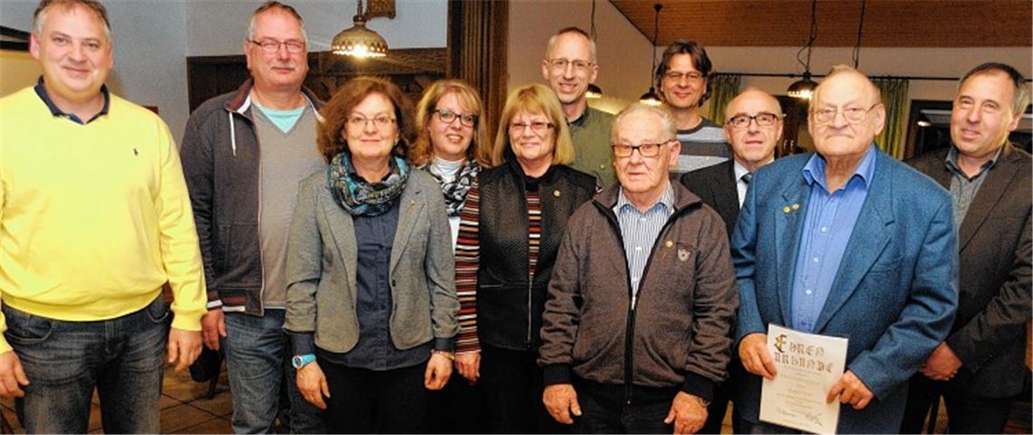 Die Vereinsjubilare umrahmt von den Vorsitzenden Bernd Erkenbrecher (li.) und Wolfgang Hagel (re.): Hans Meschar, Roswitha Sixt, Karin Zoller (geehrt für 30-jährige Mitgliedschaft), Christel Schollenberger, Thomas Hammer, Hans-Peter Ansmann (geehrt für 40-jährige Mitgliedschaft), Rolf Bender, (geehrt für 30-jährige Mitgliedschaft), Helmut Wagner (geehrt für 40-jährige Mitgliedschaft), Rudi Thiel (geehrt für 60-jährige Mitgliedschaft; v.li.).
