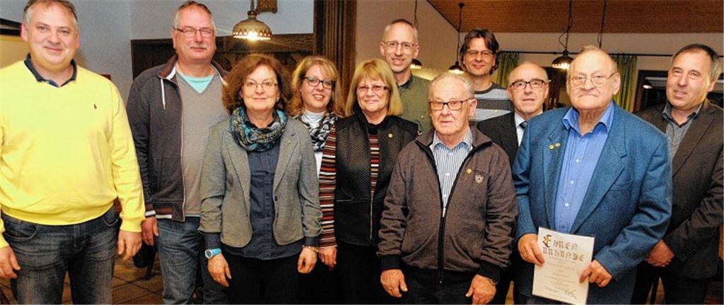 Die Vereinsjubilare umrahmt von den Vorsitzenden Bernd Erkenbrecher (li.) und Wolfgang Hagel (re.): Hans Meschar, Roswitha Sixt, Karin Zoller (geehrt für 30-jährige Mitgliedschaft), Christel Schollenberger, Thomas Hammer, Hans-Peter Ansmann (geehrt für 40-jährige Mitgliedschaft), Rolf Bender, (geehrt für 30-jährige Mitgliedschaft), Helmut Wagner (geehrt für 40-jährige Mitgliedschaft), Rudi Thiel (geehrt für 60-jährige Mitgliedschaft; v.li.).