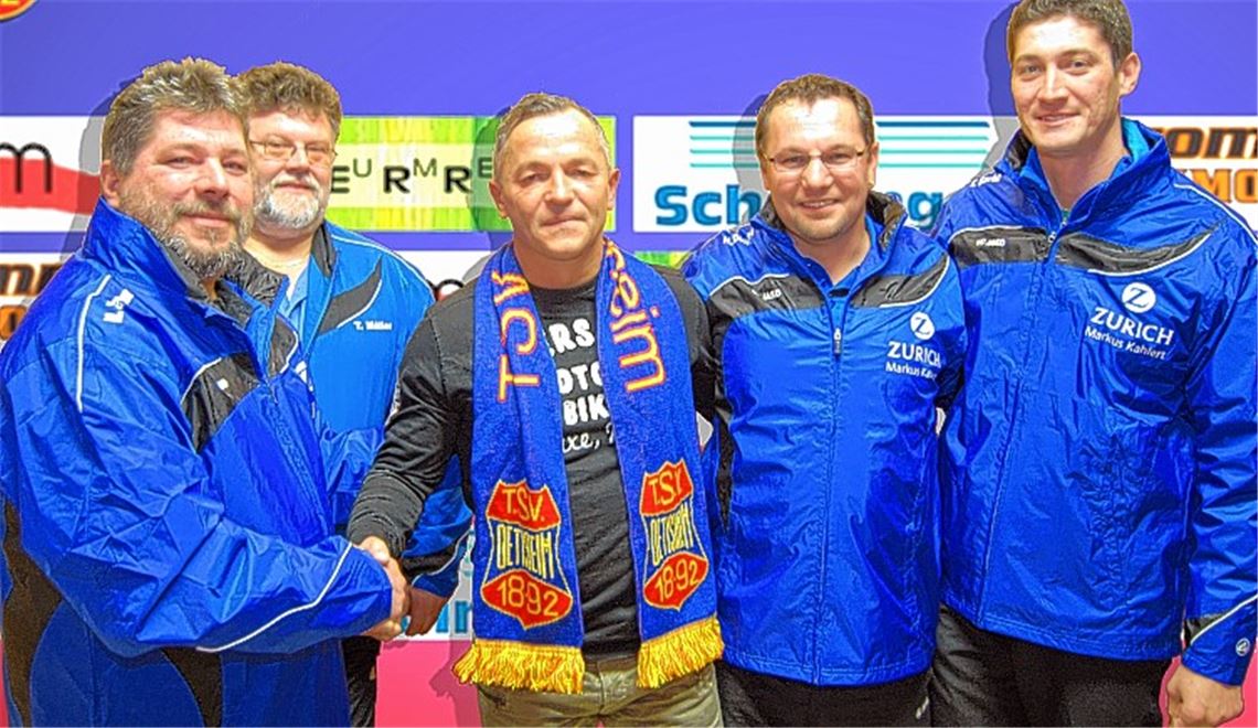 Die Vereinsspitze des TSV Ötisheim begrüßt den künftigen Trainer in ihrer Mitte: Michael Tauchmann (Abteilungsleiter), Thomas Müller (Spielausschuss), Achim Glückler, Holger Deimel (Jugendabteilungsleiter), Thomas Barho (Spielausschuss; v.li.). Foto: privat