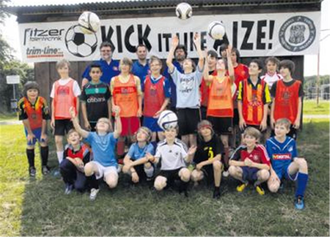 Die Vereinsspitzen Thomas Müller, Holger Deimel und Michael Tauchmann (hinten v.li.) freuen sich über die Ötisheimer Talente. Foto: Eigner