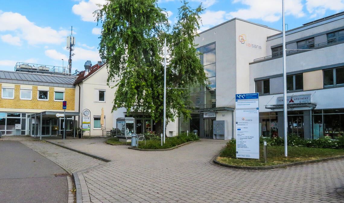 Die Verhandlungen sind abgeschlossen: Das ehemalige Krankenhaus-Areal in Vaihingen mit dem Ärztehaus wird von der Stadtbau Vaihingen übernommen. Foto: Arning