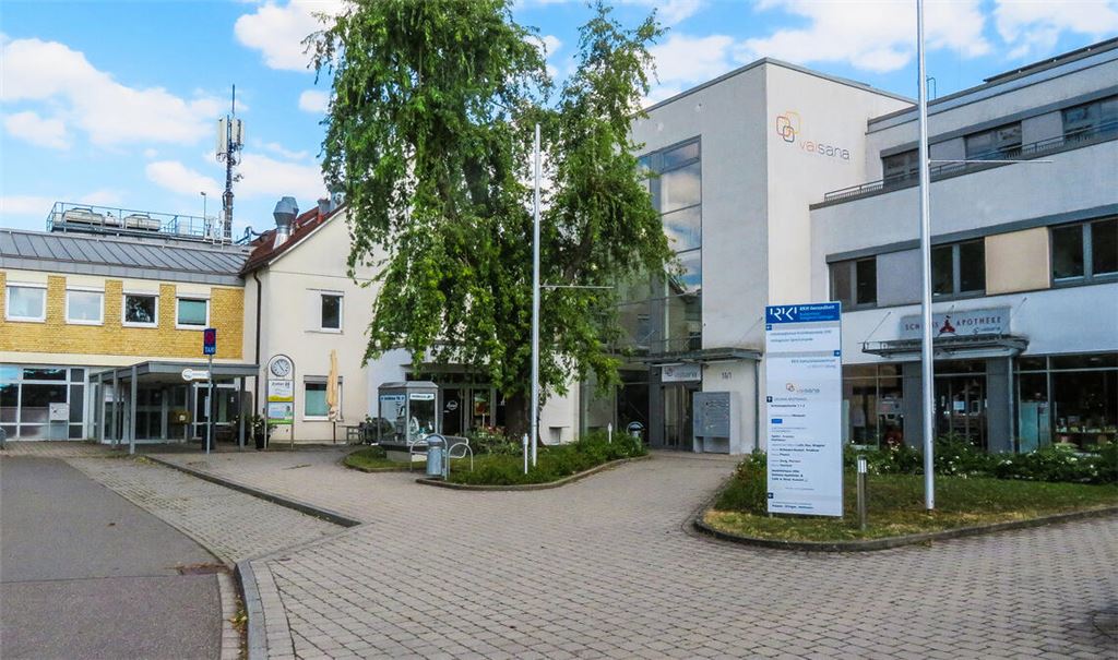 Die Verhandlungen sind abgeschlossen: Das ehemalige Krankenhaus-Areal in Vaihingen mit dem Ärztehaus wird von der Stadtbau Vaihingen übernommen. Foto: Arning