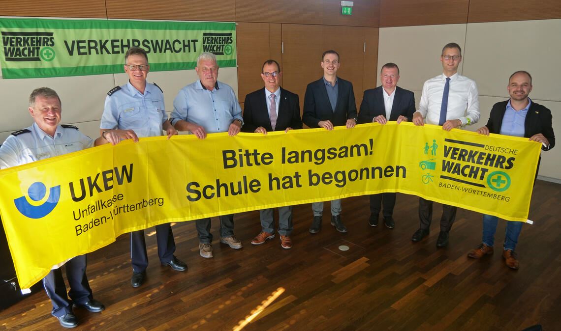 Die Verkehrswacht und ihre Partner (v.li.): Michael Sengle, Andreas Stäble, Siegfried Albrecht, Frank Schneider, Tobias Lichter, Gerd Owczarek, Holger Nickel und Andreas Renner wollen zum Schulanfang für mehr Rücksicht im Straßenverkehr sensibilisieren. Foto: Friedrich