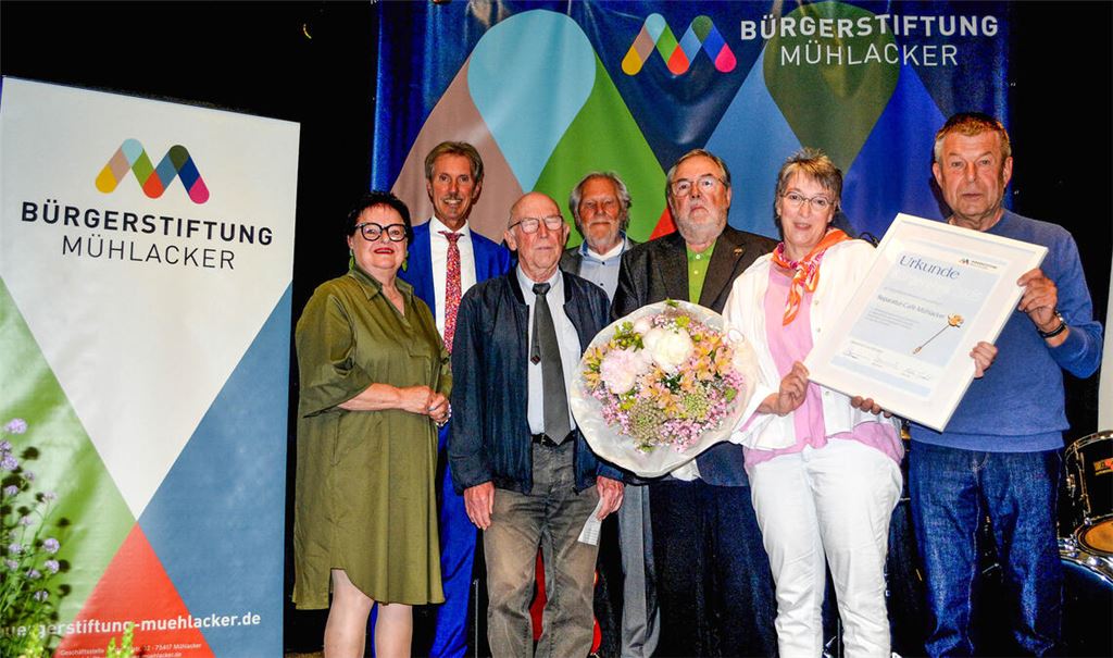 Die Verleihung des Bürgerpreises mit Elsbeth Rommel (v.li.), Martin Sailer, Georg Pfister, Wolf-Dieter Fuchslocher, Rainer Bosch, Karin Watzal und Gerhard Weiß. Fotos: Stahlfeld