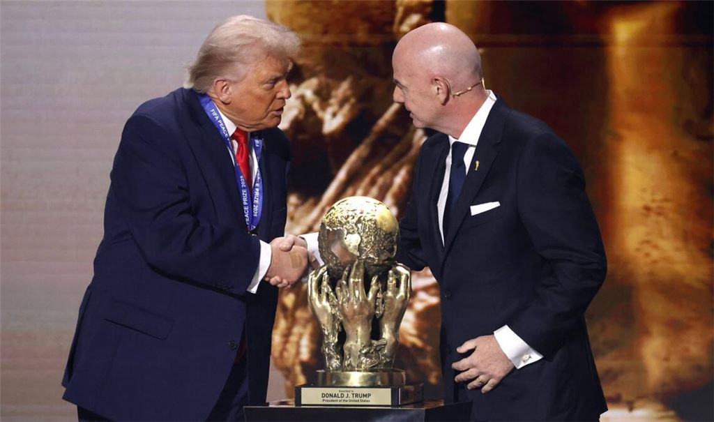 Die Verleihung des Friedenspreises an Donald Trump (l.) hatte für Aufsehen gesorgt. Am FIFA-Boss Infantino gibt es deshalb Kritik (Archivfoto).