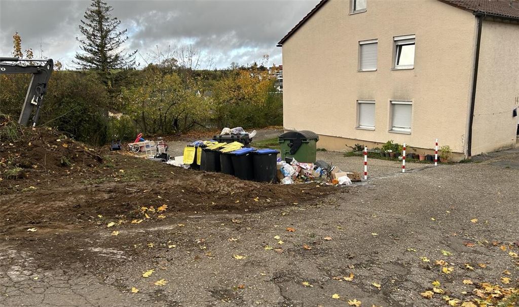 Die Vermüllung des Geländes rund um ein städtisches Gebäude am Falkenweg wird jetzt den Gemeinderat beschäftigen. Foto: Archiv/privat