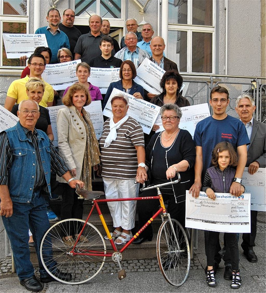 Die Vertreter der Knittlinger Vereine mit den einst erfolgreichen Kunstradfahrerinnen Christa Kern-Goppelsröder, Heide Liebig-Schaich und Evi Kicherer-Aldinger (2. bis 4. v. re.) mit ihrem Kunstrad aus den 1950er Jahren. 