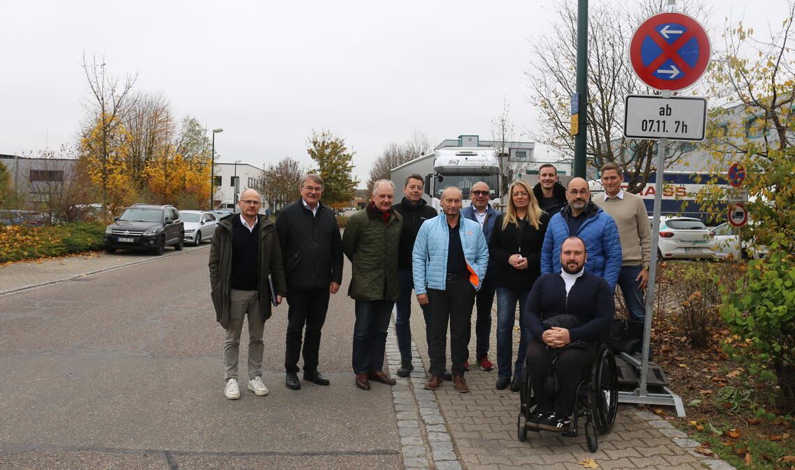 Die Vertreter der Stadtverwaltung und der Unternehmen in den Waldäckern an einem der plötzlich aufgetauchten Halteverbotsschilder an der Umleitungsroute. Foto: Steigleder