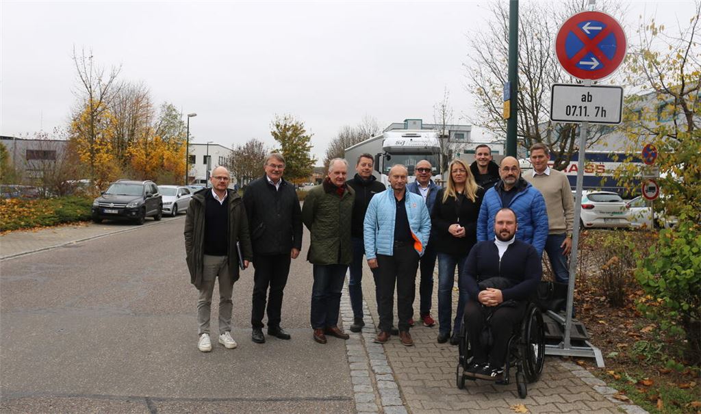 Die Vertreter der Stadtverwaltung und der Unternehmen in den Waldäckern an einem der plötzlich aufgetauchten Halteverbotsschilder an der Umleitungsroute. Foto: Steigleder