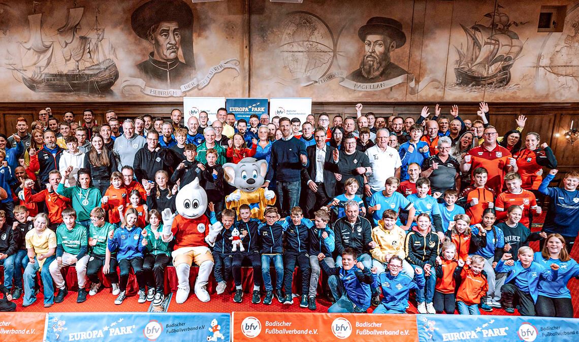 Die Vertreter der ausgezeichneten Vereine, darunter der TSV Ötisheim und der FC Viktoria Enzberg, beim Gruppenfoto mit den Maskottchen des bfv und des Europa-Park. Foto: bfv/privat