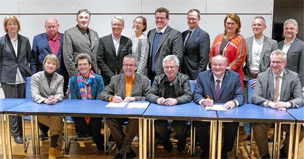 Die Vertreter von Docs4Pfenz unterzeichnen im Landratsamt Enzkreis die Kooperationsvereinbarung zu einem Weiterbildungsverbund.Foto: Roth