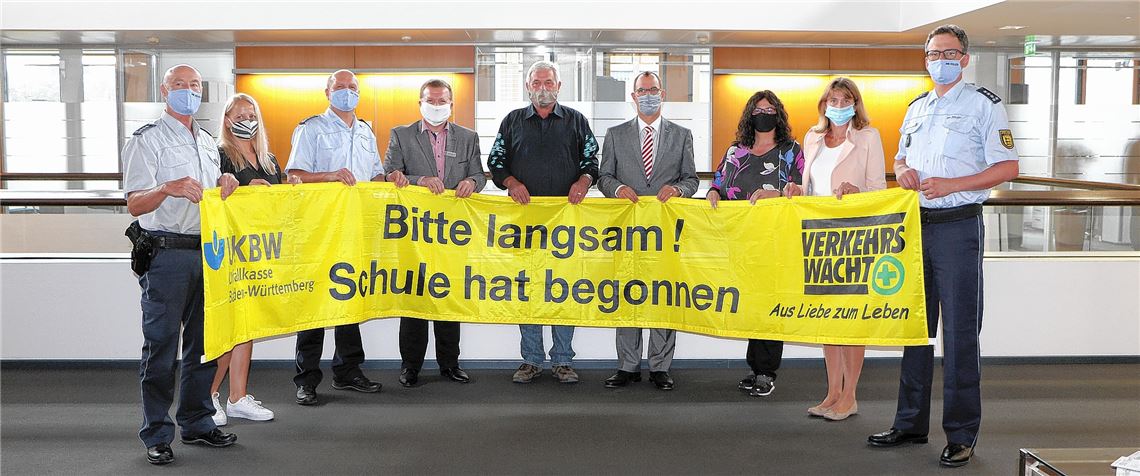 Die Vertreter von Polizei, Stadtverwaltung, Schulen und Verkehrswacht werben für mehr Achtsamkeit auf der Straße. Foto: Willimek
