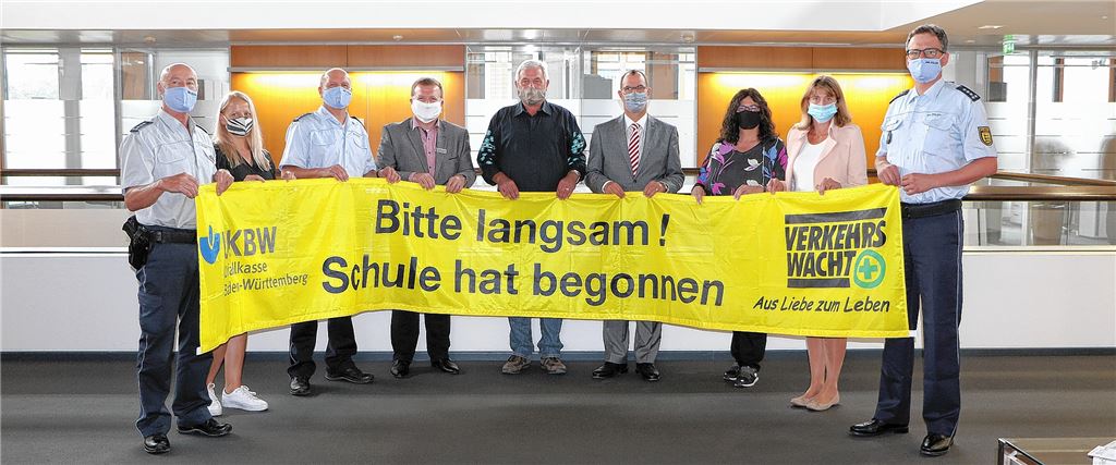 Die Vertreter von Polizei, Stadtverwaltung, Schulen und Verkehrswacht werben für mehr Achtsamkeit auf der Straße. Foto: Willimek