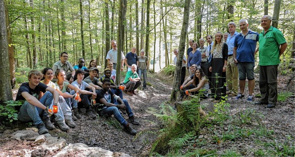 Freiwillige pflegen Gräben der Mönche