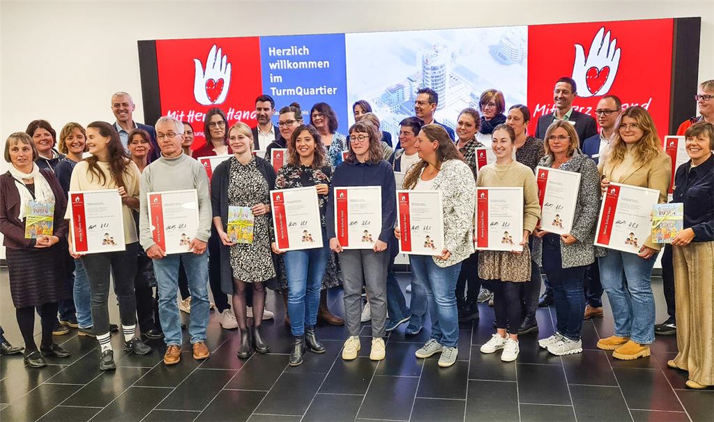 Die Vertreterinnen und Vertreter aller 17 ausgezeichneten Schulen sowie Katrin Zauner (re.) von der „Stiftung für die Region“. Fotos: Metzbaur