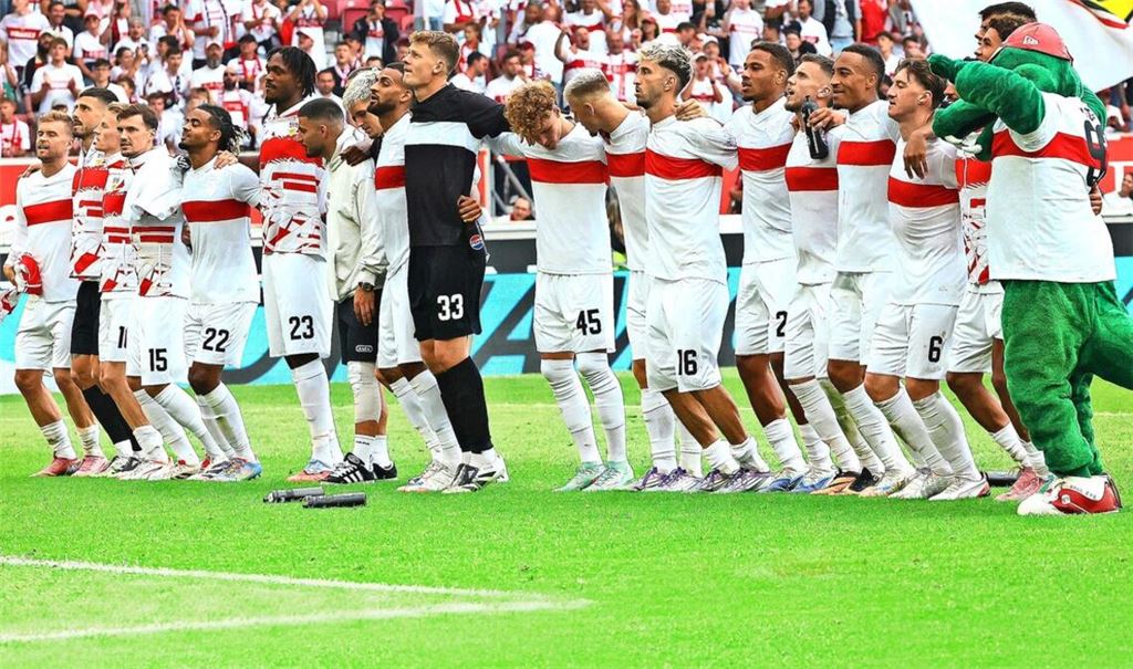 Die VfB-Profis feiern den Heimsieg mit ihren Fans vor der Cannstatter Kurve: Das Gesicht der Mannschaft dürfte sich bis Montagabend aber noch verändern.