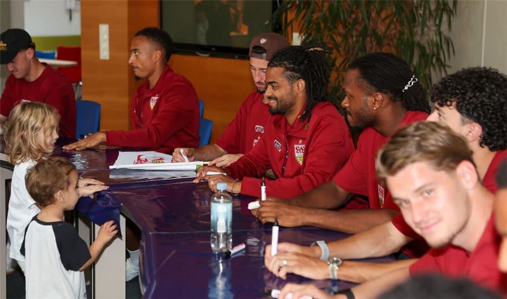 Die VfB-Profis schreiben Autogramme in der Nachsorgeklinik in Tannheim.