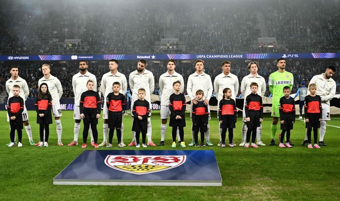Die VfB-Spieler gemeinsam mit den Einlaufkindern vor dem Anpfiff.