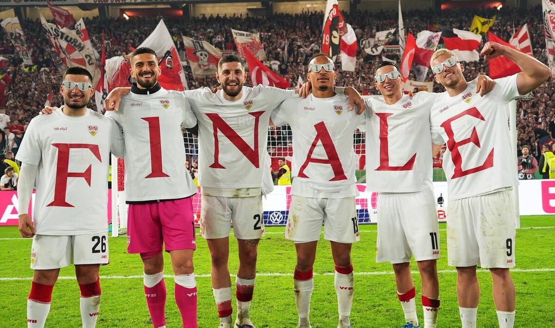 Die VfB-Spieler können ihr Glück kaum fassen und zeigen modisch, wo die Reise hingeht.