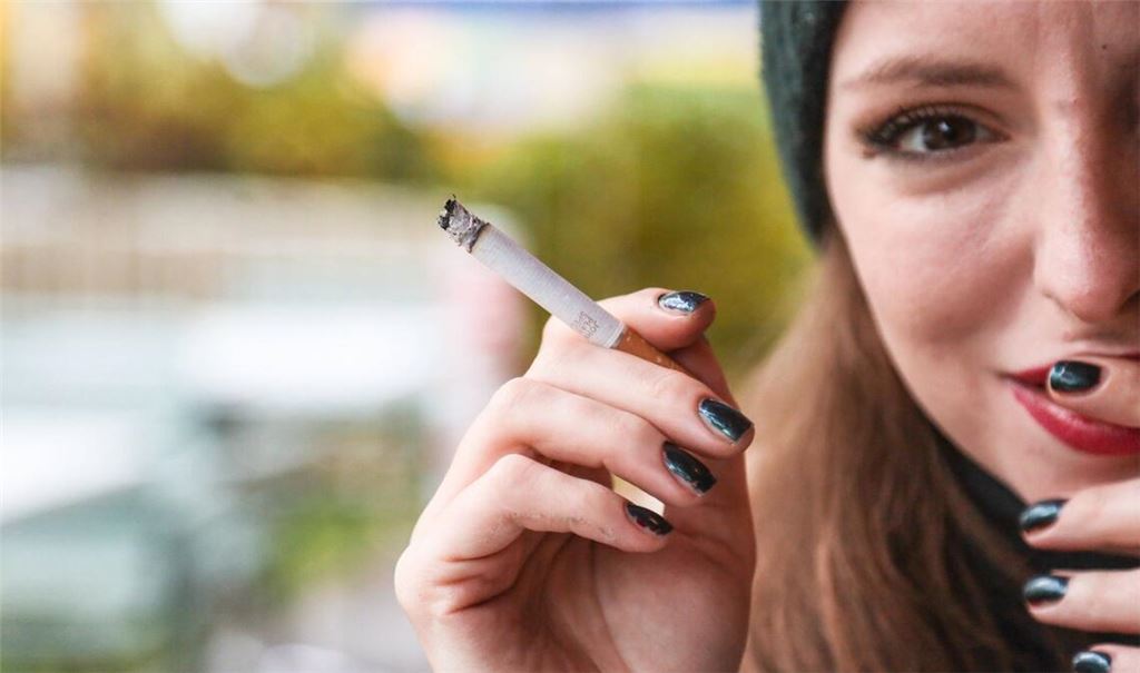 Die Vielzahl giftiger Substanzen im Tabakrauch greift nahezu alle Strukturen des Auges an.