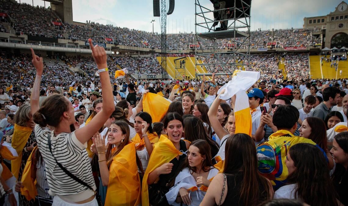Die Vigilie mit rund 40.000 Teilnehmern im Olympiastadion war die größte Veranstaltung während des zweitägigen Aufenthalts des Papstes in Barcelona.