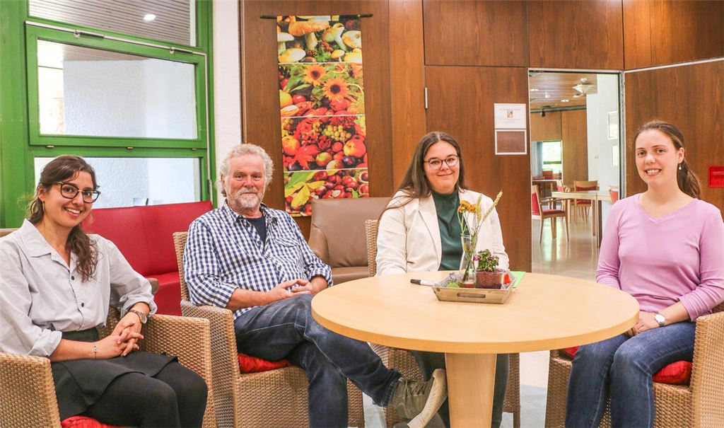 Die Vikarinnen (v. re.) Susanne Weißenstein, Hanna Maisenbacher und Fanny Askani planen zusammen mit Frank-Ulrich Seemann Mühlackers erste Vesperkirche. Foto: Steigleder