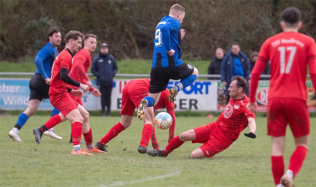 Die Viktoria (in Blau) bezwingt die defensiv gut arbeitenden Maulbronner in der Endphase. Foto: Fotomoment