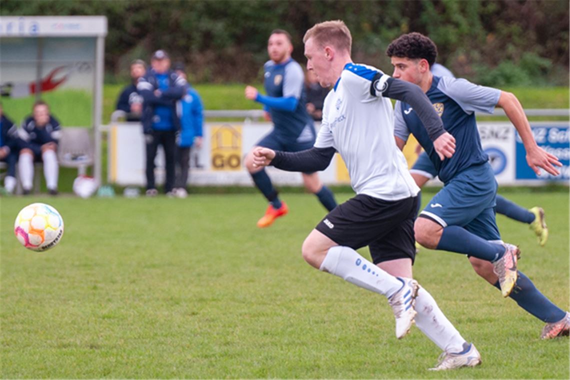 Die Viktoria (weiße Trikots) ringt Alemannia Wilferdingen 4:3 nieder. Foto: Fotomoment