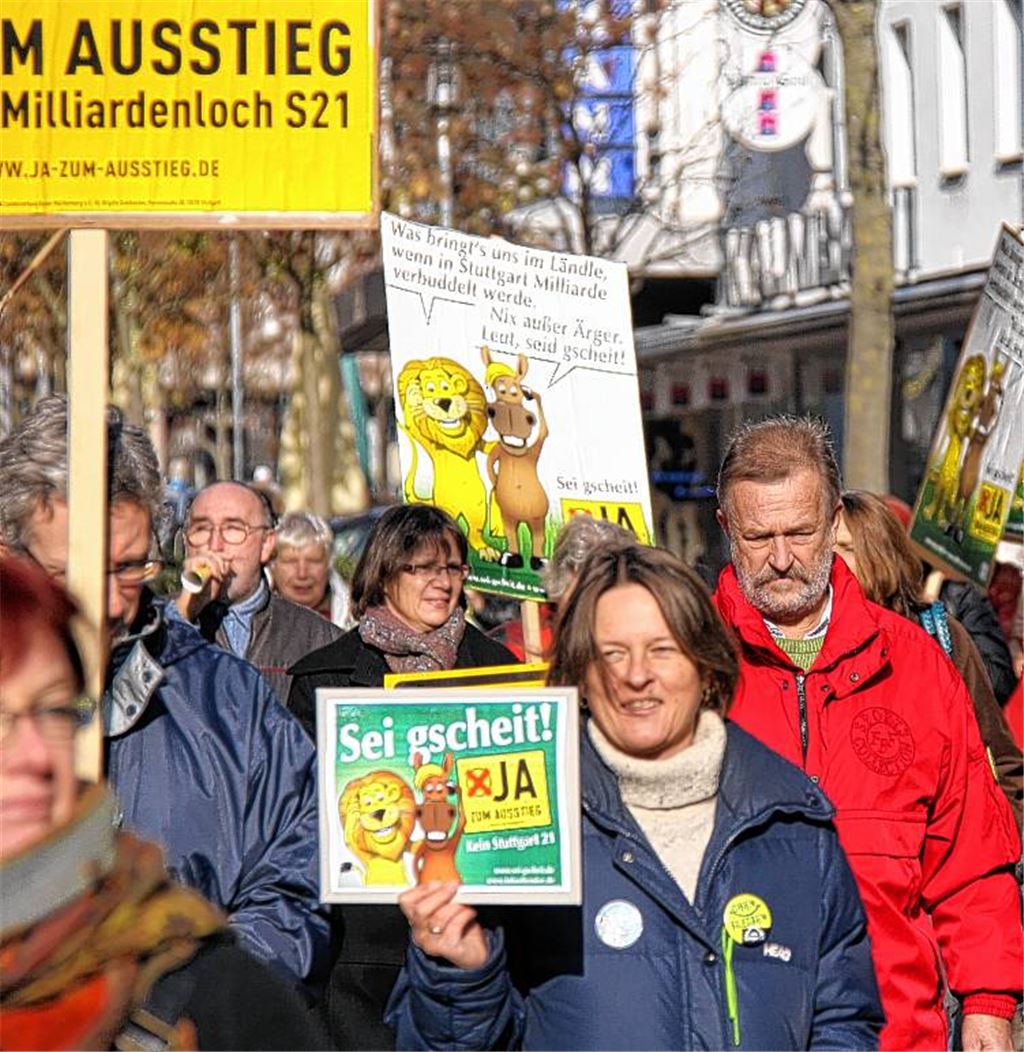 Die Volksabstimmung rückt näher: In Mühlacker gehen die Gegner von Stuttgart 21 auf die Straße – während am Straßenrand die Befürworter um Unterstützung fürs Bahnprojekt werben.