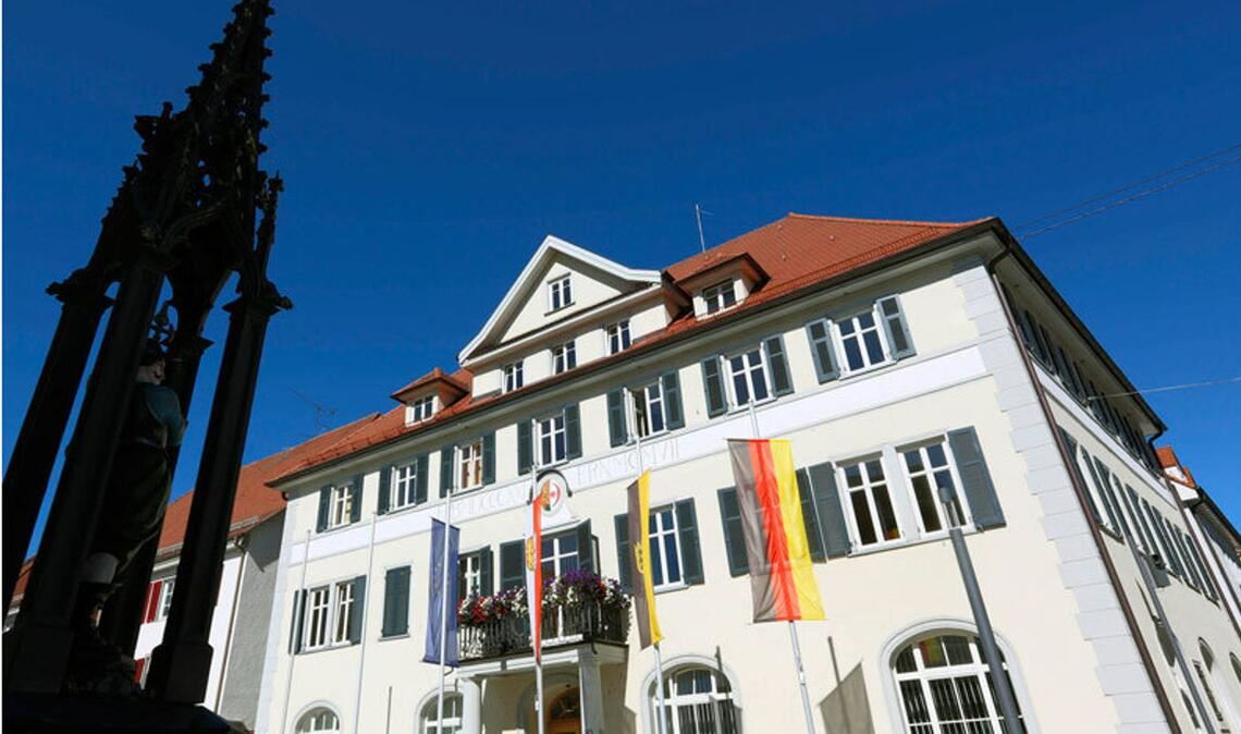 Die Vollbeflaggung könnte täuschen: Das Rathaus in Mengen ist freitags künftig geschlossen.