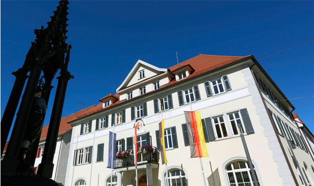 Die Vollbeflaggung könnte täuschen: Das Rathaus in Mengen ist freitags künftig geschlossen.