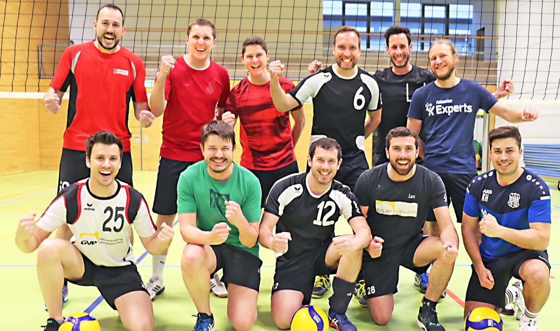 Die Volleyballer des TSV Ötisheim wärmen sich im Abschlusstraining vor dem Bezirkspokalfinale für noch mehr Jubel auf. Foto: Wewoda